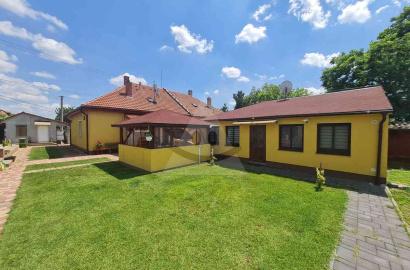 Family house with guest house and garage in Nová Stráž